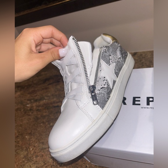 Snakeskin Star Pattern Women’s Sneaker - Picture 6 of 9